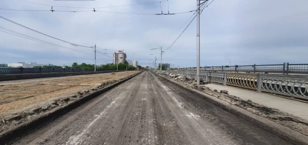 С моста на Новом рынке в Барнауле сняли асфальт