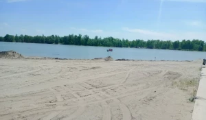 В Барнауле готовят к сезону городской пляж.