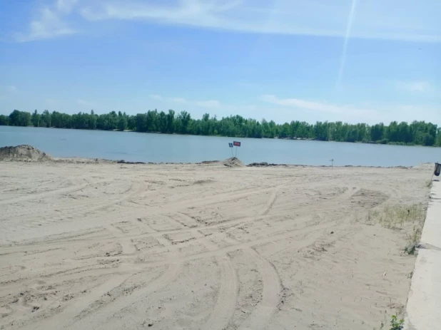 В Барнауле готовят к сезону городской пляж.