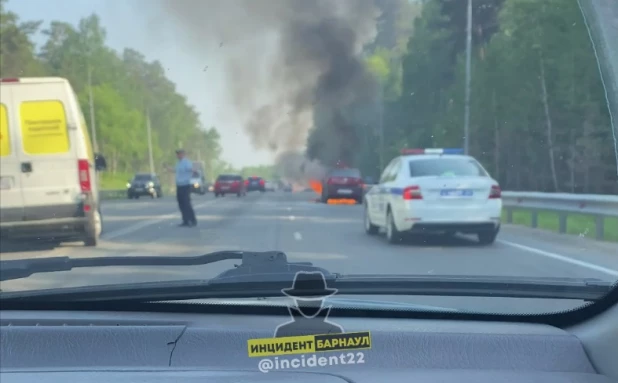 Автомобиль полыхает в Барнауле.