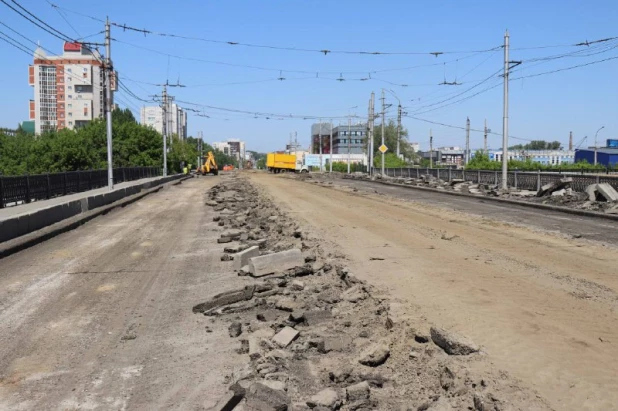 С моста на Новом рынке сняли дорожное покрытие