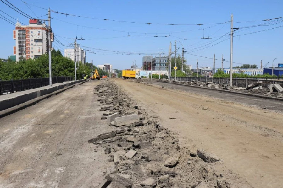 С моста на Новом рынке сняли дорожное покрытие