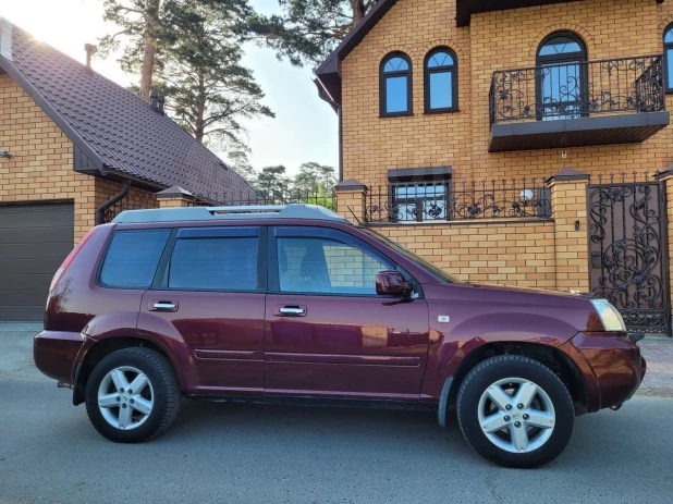 Nissan X-Trail темно-вишневого цвета продается в Барнауле за 653 тыс. рублей. 