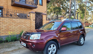 Nissan X-Trail темно-вишневого цвета продается в Барнауле за 653 тыс. рублей. 