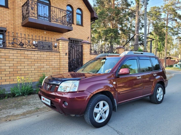 Nissan X-Trail темно-вишневого цвета продается в Барнауле за 653 тыс. рублей. 