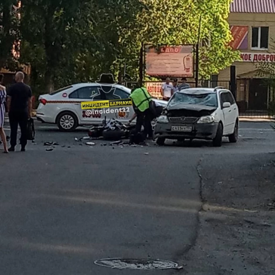 Мотоциклист разбился в жутком ДТП в центре Барнаула