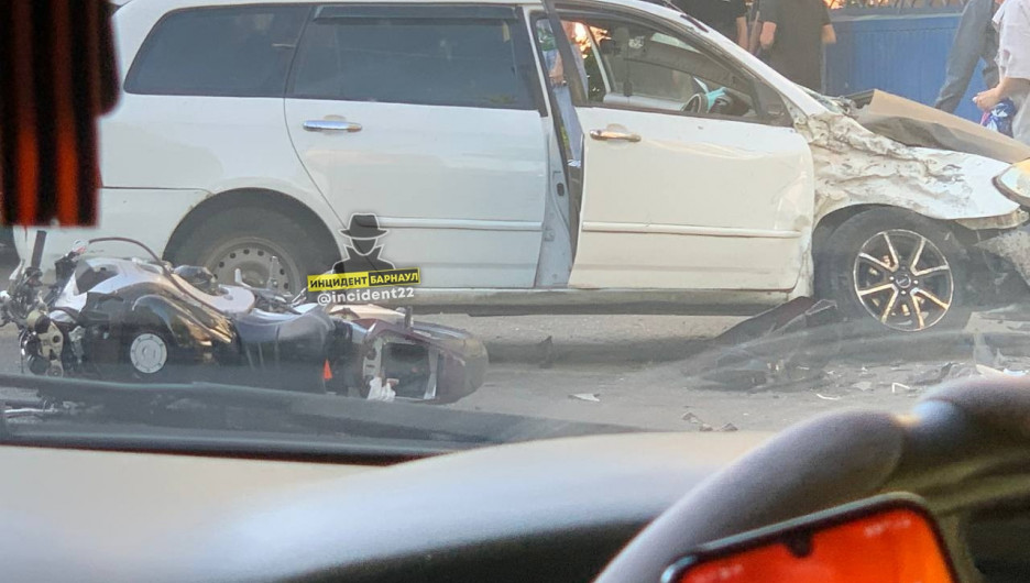 Мотоциклист разбился в жутком ДТП в центре Барнаула