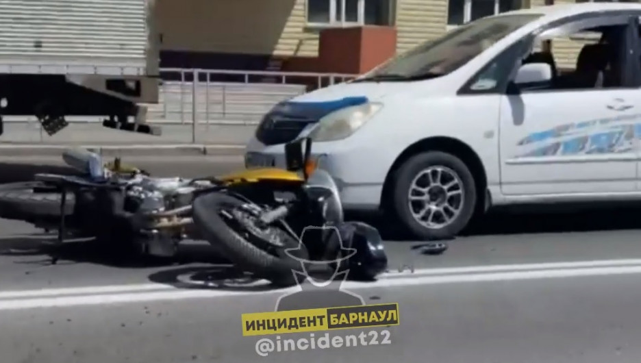 Мотоцикл не поделил дорогу с двумя автомобилями в Барнауле