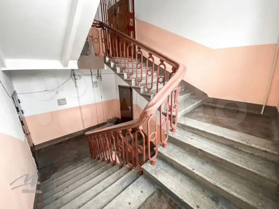 «Четырешка» с балконом продается в Барнауле на пр. Ленина, 35 за 8,899 млн рублей — в бывшем Доме военведа.
