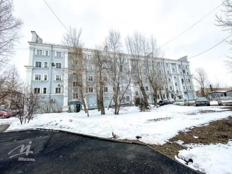 «Четырешка» с балконом продается в Барнауле на пр. Ленина, 35 за 8,899 млн рублей — в бывшем Доме военведа.