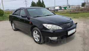 Черный седан Toyota Camry, выпущенный в 2005 году, продается в Барнауле за 837 тыс. рублей.
