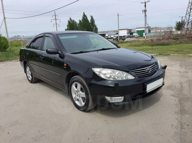 Черный седан Toyota Camry, выпущенный в 2005 году, продается в Барнауле за 837 тыс. рублей.