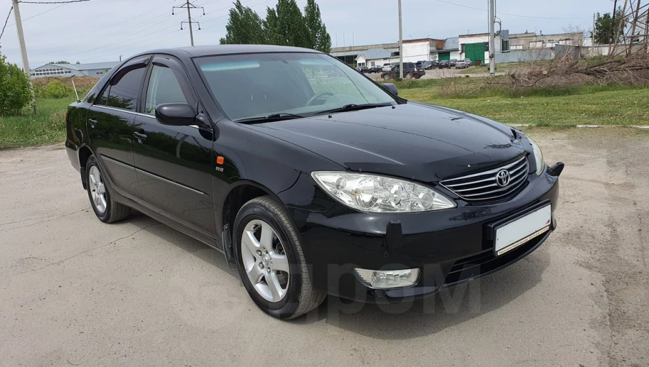 Черный седан Toyota Camry, выпущенный в 2005 году, продается в Барнауле за 837 тыс. рублей.