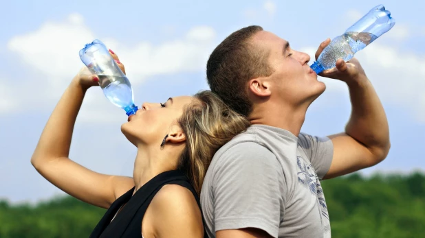 Учимся правильно пить воду с Альфа Дженис.