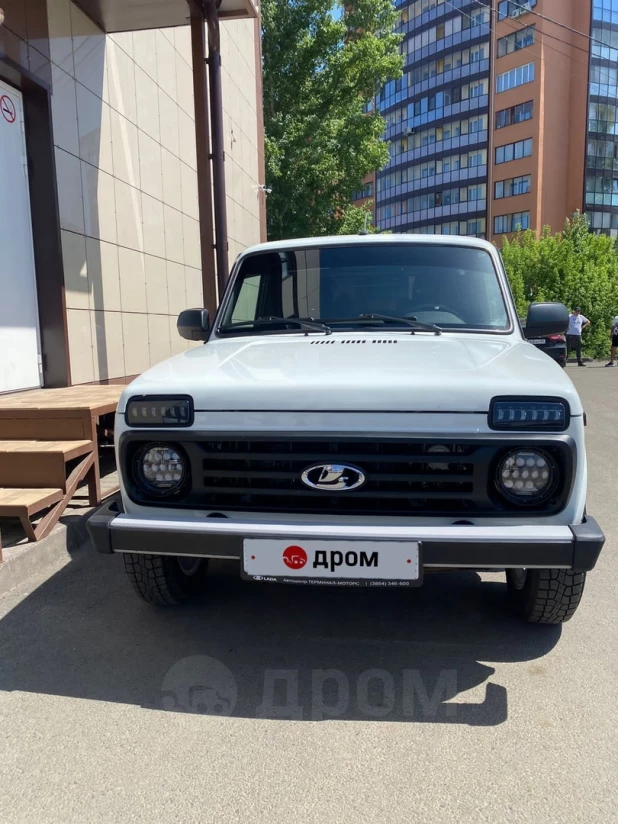 Белый джип Lada Niva legend 2021 года выпуска продается в Барнауле за 860 тыс. рублей.