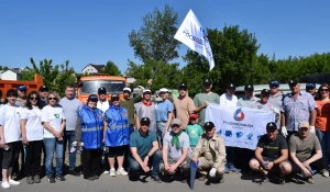 Экологическая акция по очистке берега безымянного озера.