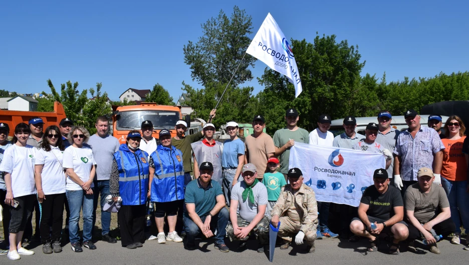 Экологическая акция по очистке берега безымянного озера.