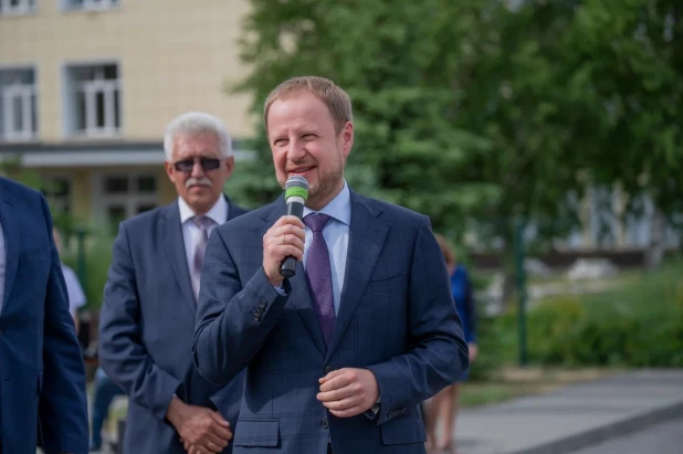 Губернатор Виктор Томенко и сибирский полпред Анатолий Серышев поздравили многодетную семью Лещёвых из Курьи.
