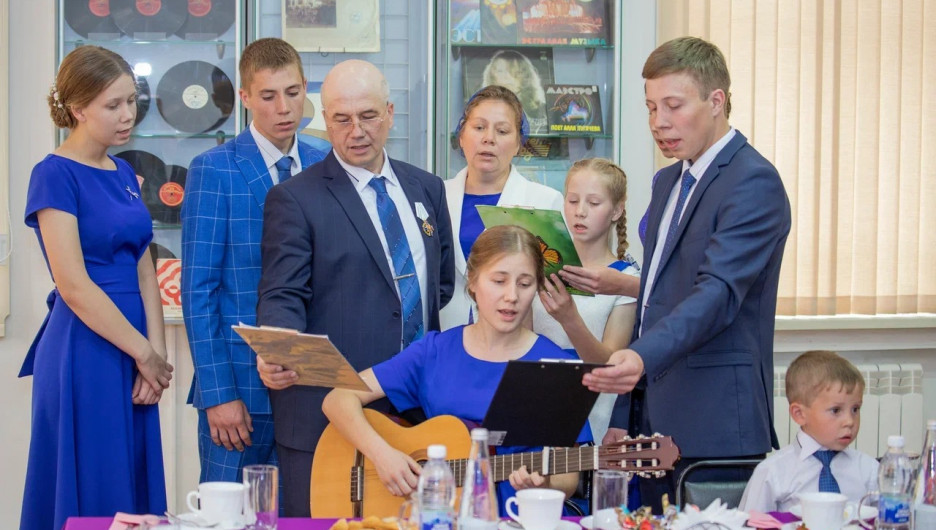Губернатор Виктор Томенко и сибирский полпред Анатолий Серышев поздравили многодетную семью Лещёвых из Курьи.
