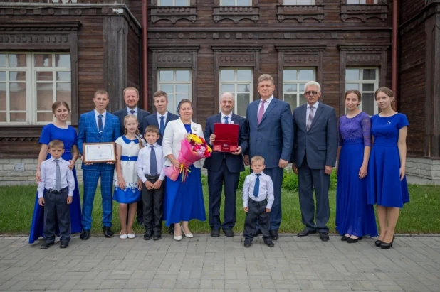 Губернатор Виктор Томенко и сибирский полпред Анатолий Серышев поздравили многодетную семью Лещёвых из Курьи.
