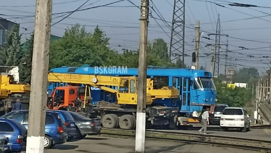 "Собянинские" трамваи выпустили на линию в Бийске. В одном из них прокатился мэр
