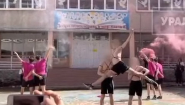 Танец в школе в Свердловской области.