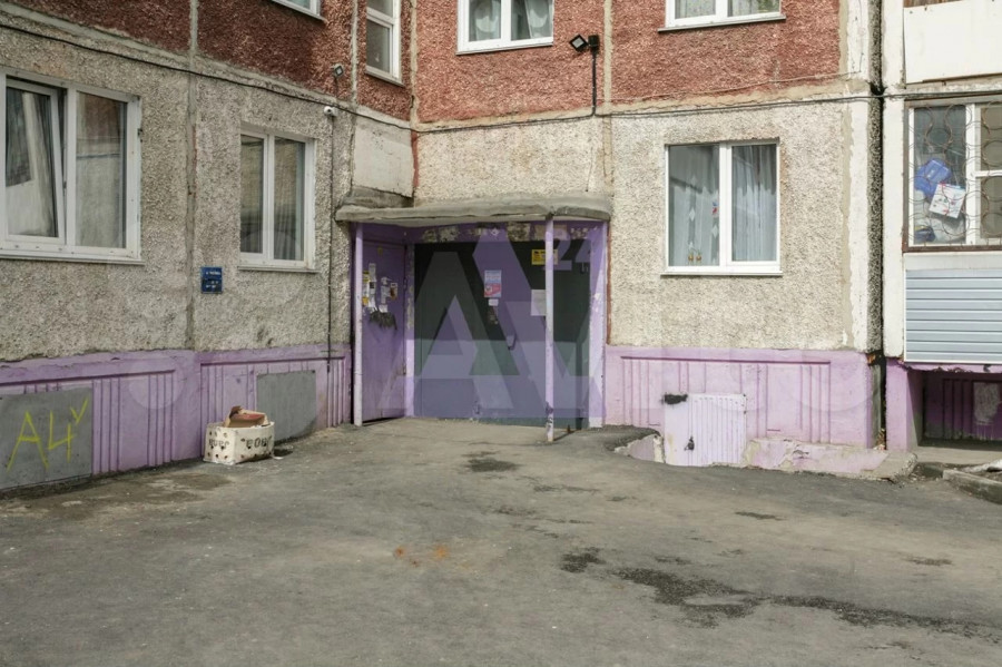 «Двушка» с интерьером в лиловых цветах продается за 4,2 млн рублей на ул. Сиреневой, 13 в Барнауле.