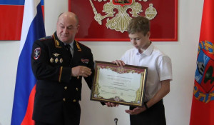 Школьника из Барнаула наградили за предотвращение преступления.