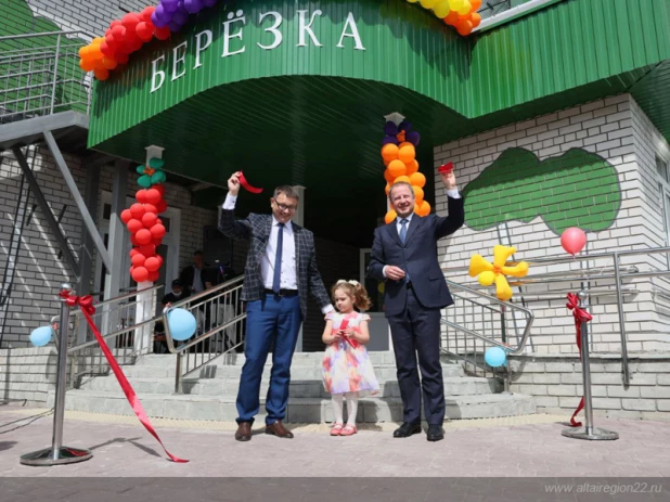 Виктор Томенко открыл детсад в Залесовском районе.