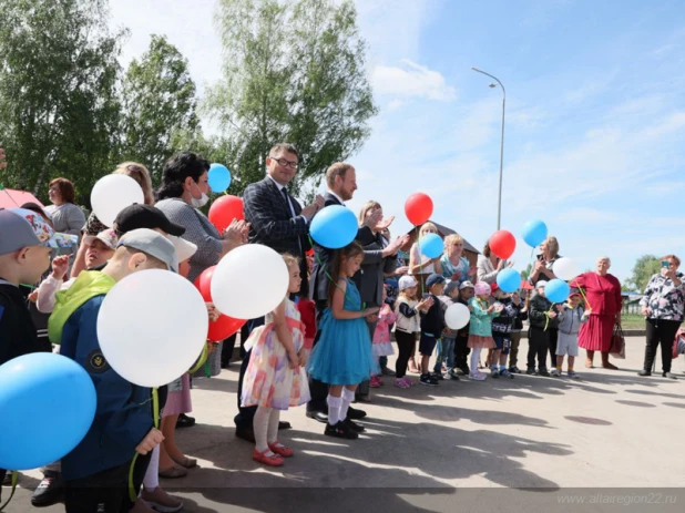 Виктор Томенко открыл детсад в Залесовском районе.