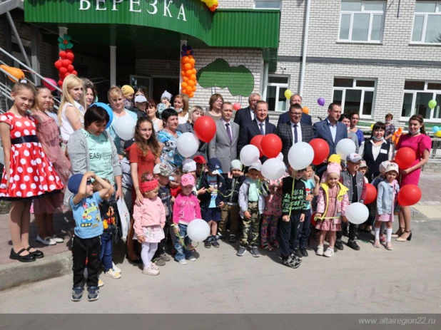 Виктор Томенко открыл детсад в Залесовском районе.