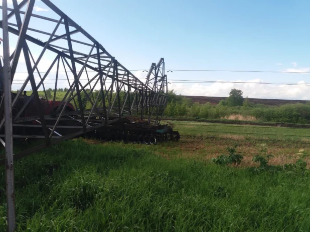 Тракторист сбил опору ЛЭП под Новокузнецком. 