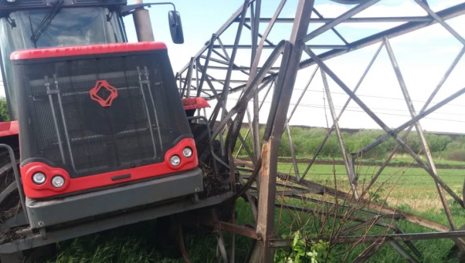 Тракторист сбил опору ЛЭП под Новокузнецком. 