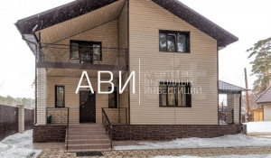 Коттедж с зеленой спальней, оранжевой кухней и красным туалетом продается в Барнауле на Змеиногорском тракте, 40Б за 17,4 млн рублей.