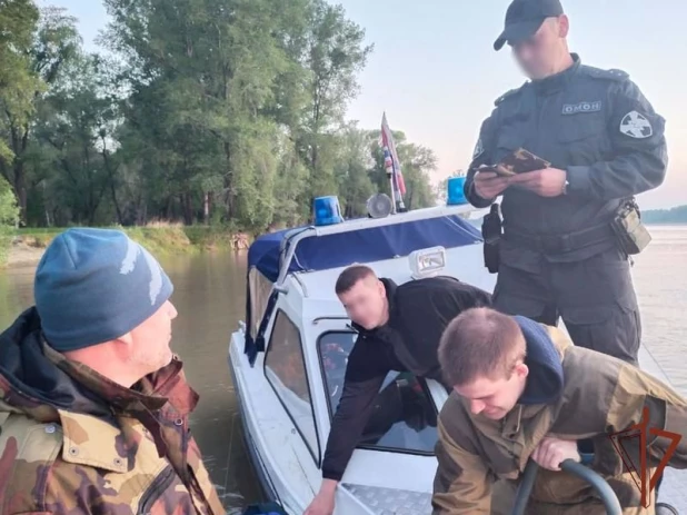 В Алтайском крае ловили рыбаков.