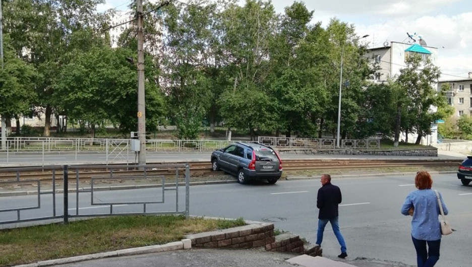 Автомобиль без водителя выкатился и заблокировал трамвайные пути в Барнауле