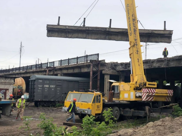 Демонтаж моста на Новом рынке в Барнауле.