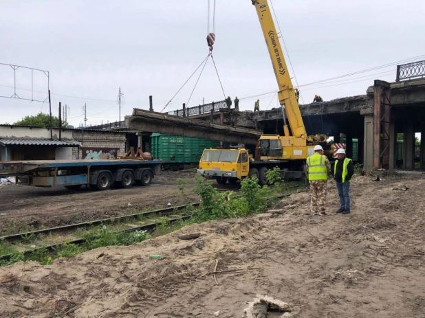 Демонтаж моста на Новом рынке в Барнауле.