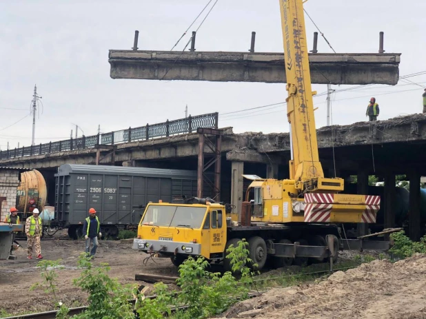 Демонтаж моста на Новом рынке в Барнауле.