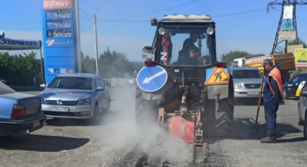 Дороги ремонтируют в Барнауле.