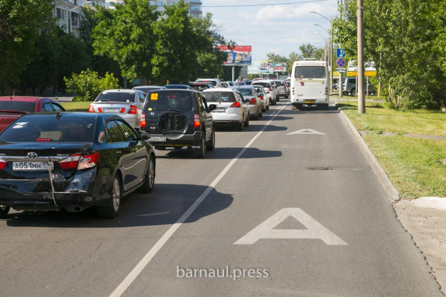 Депутаты и общественники проверили эффективность выделенных полос в Барнауле.