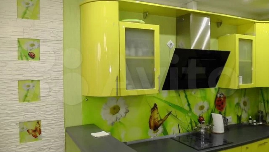 «Трешка» с интерьером в желто-зеленых тонах продается в Барнауле на ул. Лазурная, 33 за 7 млн рублей.