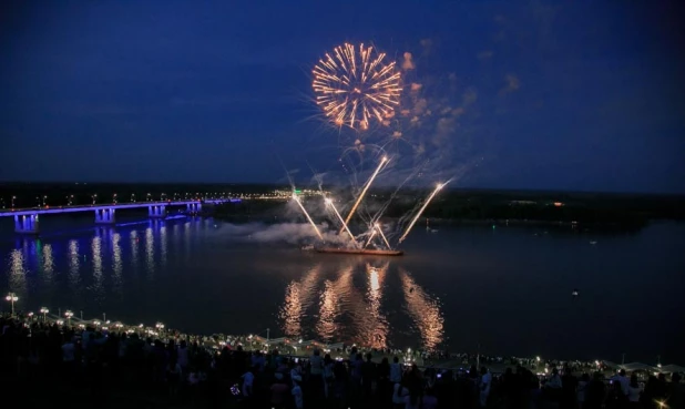 Праздничный фейерверк прогремел в Барнауле в День России 12.06.2022.