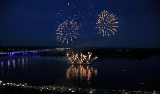 Праздничный фейерверк прогремел в Барнауле в День России 12.06.2022.