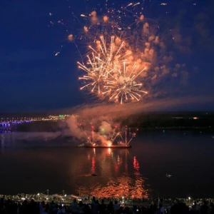 Праздничный фейерверк прогремел в Барнауле в День России 12.06.2022.