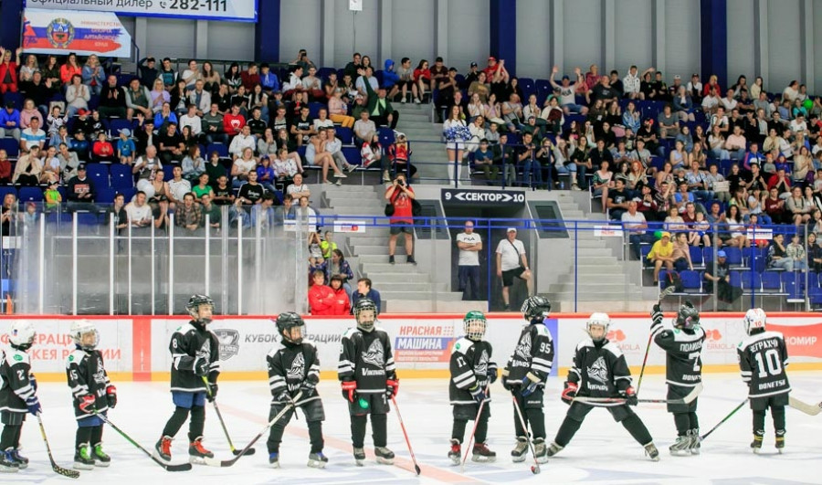 В Барнауле состоялся товарищеский матч между хоккеистами Алтайского края и Донбасса.