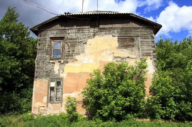 Аварийный дом на улице Ярных.