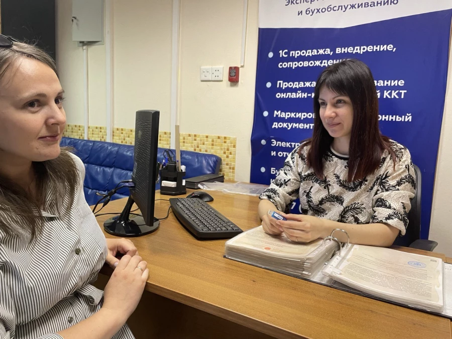 Екатерина Марфенкова, сертифицированный менеджер клиентского отдела «СБИС» компании ПРОКС (справа). Работа с клиентами.