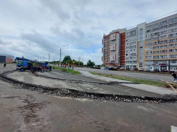 В Барнауле рядом с мостом строят второе трамвайное кольцо. 16.06.2022.