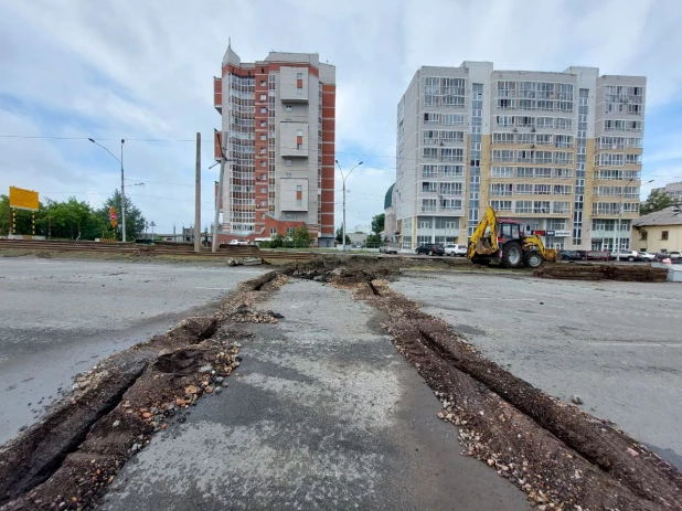 В Барнауле рядом с мостом строят второе трамвайное кольцо. 16.06.2022.